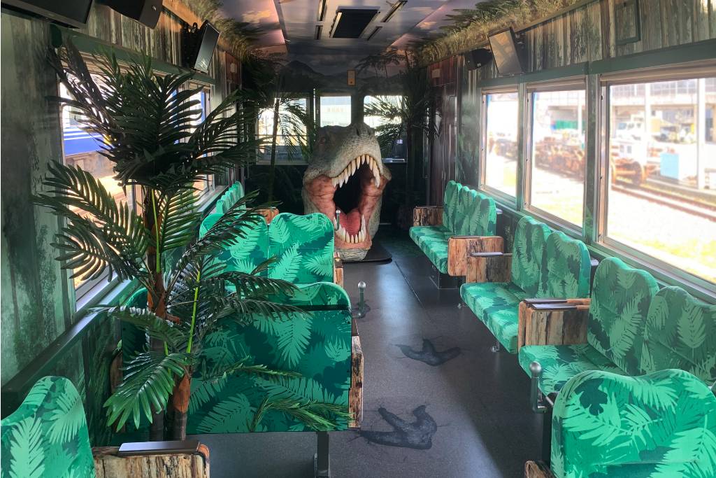 観光列車「恐竜電車」内装：ジャングル車両（福井側）