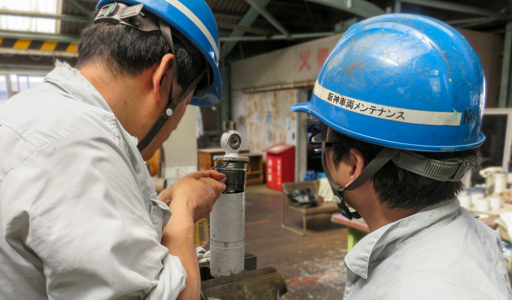 走行性能を支える、熟練技術が生む精密なダンパー調整作業