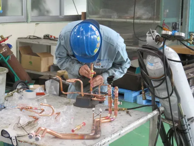 空気配管の修理作業