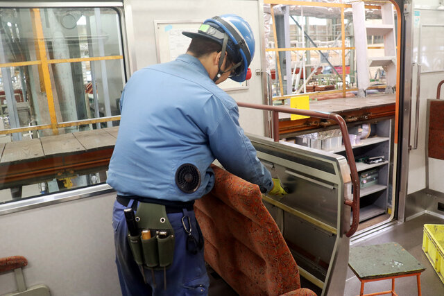 車内の点検整備作業