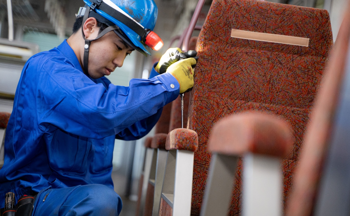 車両整備の現場に立つ社員